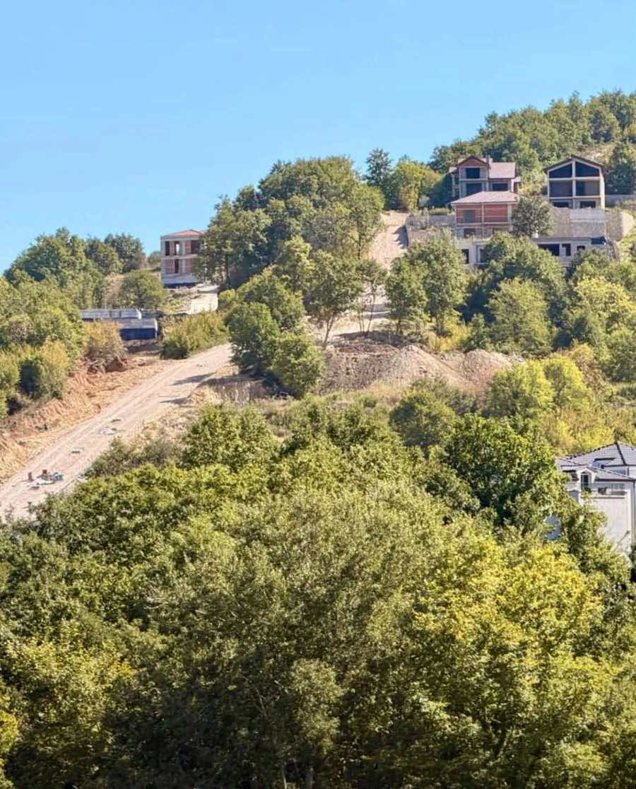 Këlliçi publikon vilat e Skënder Hitës: Kur policët rropaten me turne 12-orëshe, drejtori shton katet e vilave!