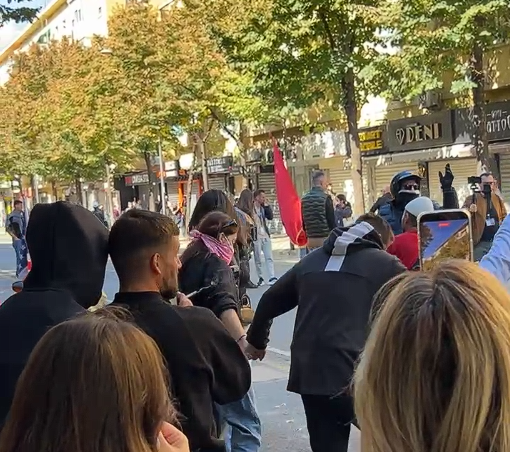 Protesta merr tjetër ritëm/ Daulle dhe valle shqiptare në Rrugën e Durrësit