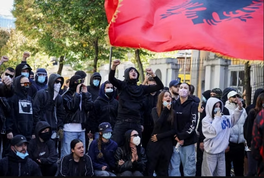 LE MONDE: Shqiptarët janë shokuar nga dhuna policore, spitalet nuk japin informacion dhe nuk lejojnë hyrjen e askujt