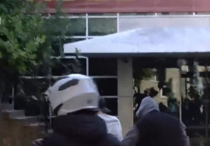 Protestuesit qëllojnë me gurë selinë e PS, thyejnë derën kryesore