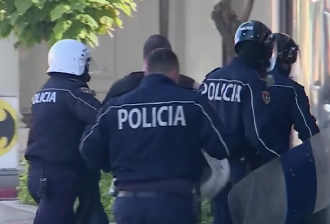 Disa efektivë kapin një qytetar, vijon përplasja te Kryeministria