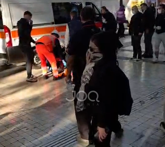 E reja bie pa ndjenja në tokë, granata lotsjellëse i shpërthen fare pranë