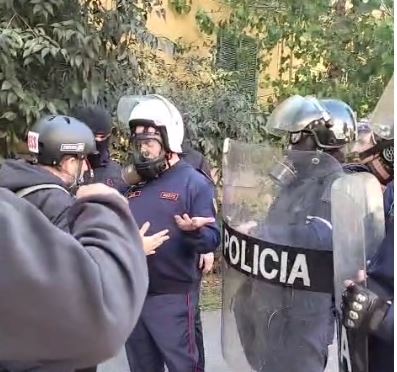 ”Më plasi se je gazetar”, Policët e shtyjnë gjatë raportimit LIVE