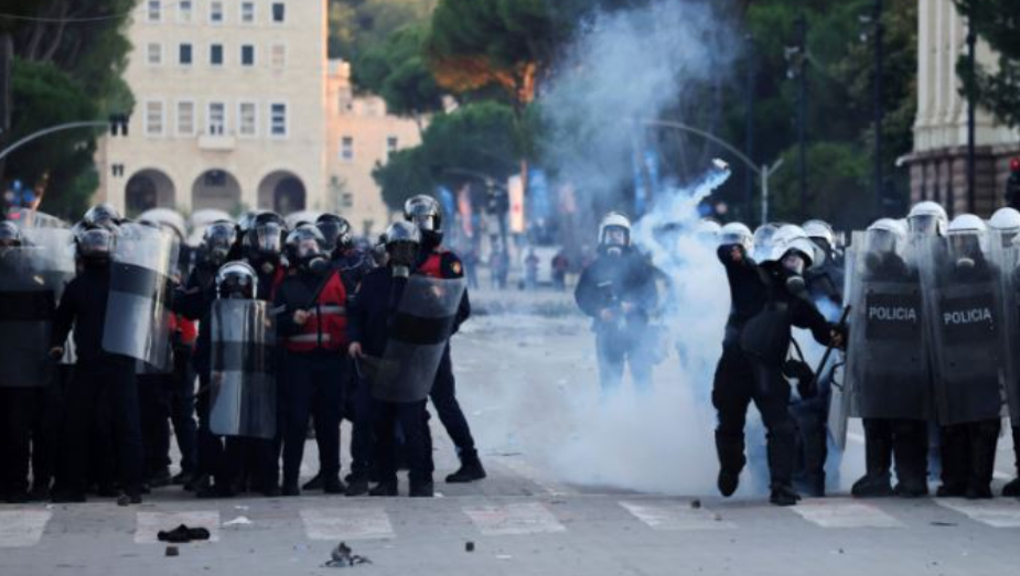 Policia e Shtetit: Mes protestuesve ka persona me armë. RENEA në gatishmeri!