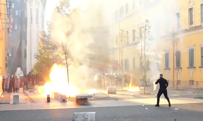 FOTO/ Flakë e madhe, hidhen breshëri molotovësh drejt Policisë. Ngecën mes Ministrive