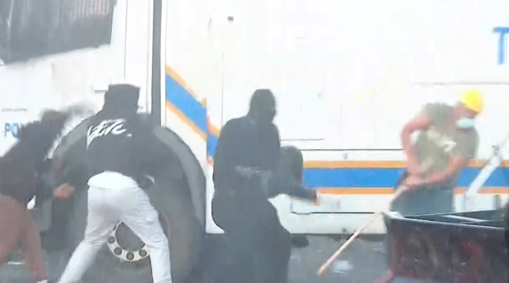 Qendra e Tiranës kthehet në shesh lu*te, protestuesit sulmojnë autobotët me molotovë