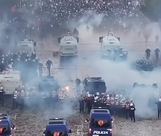 Balla: B*mbë molotov mbi trupat e Policisë, efektivët po mbrojnë Shqipërinë nga kaosi