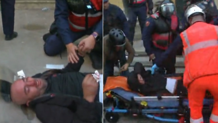 Një person goditet nga protestuesit, policia e largon nga turma