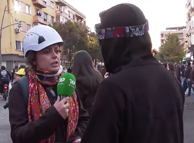 VIDEO/ Thirrje zemre në “kohë lufte”, i riu nga qendra e Tiranës: Mace të dua