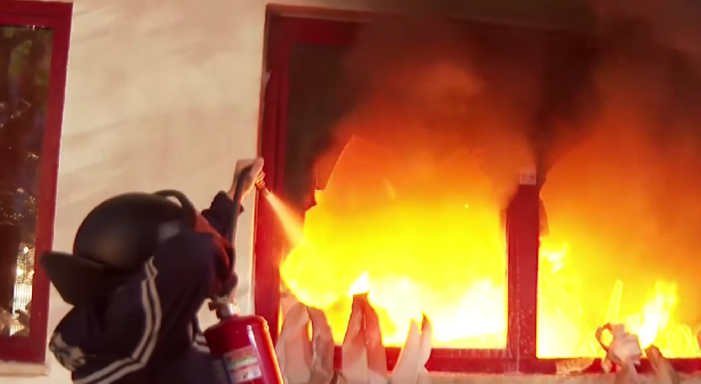 Hidhen molotov, komisariati nr.3 në flakë