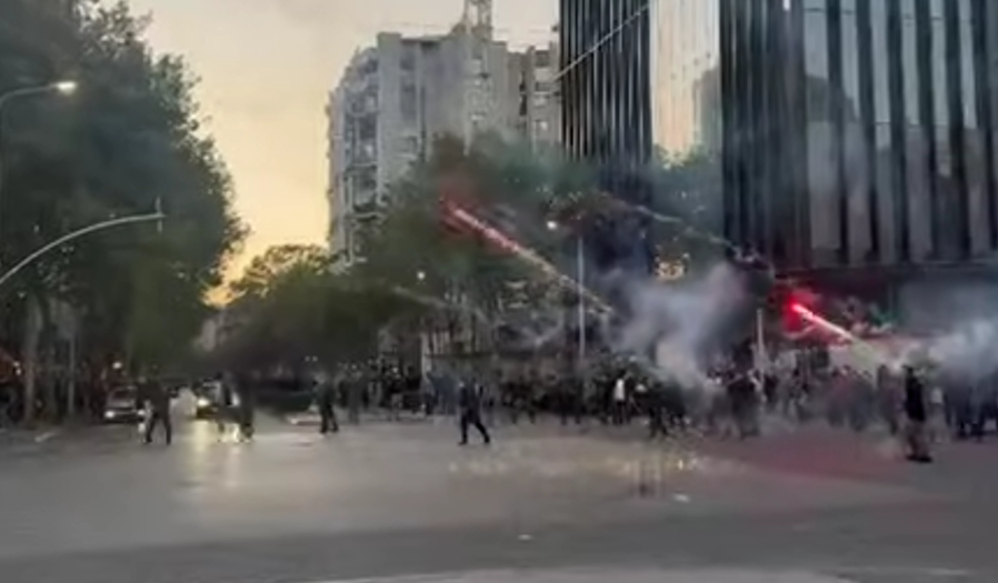 Breshëri fishekzjarrësh në drejtim të policisë, protestuesit tentojnë të afrohen te Ministria e Arsimit