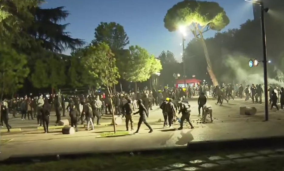 Nuk tërhiqen protestuesit, rikthehen në Bulevard me breshëri gurësh
