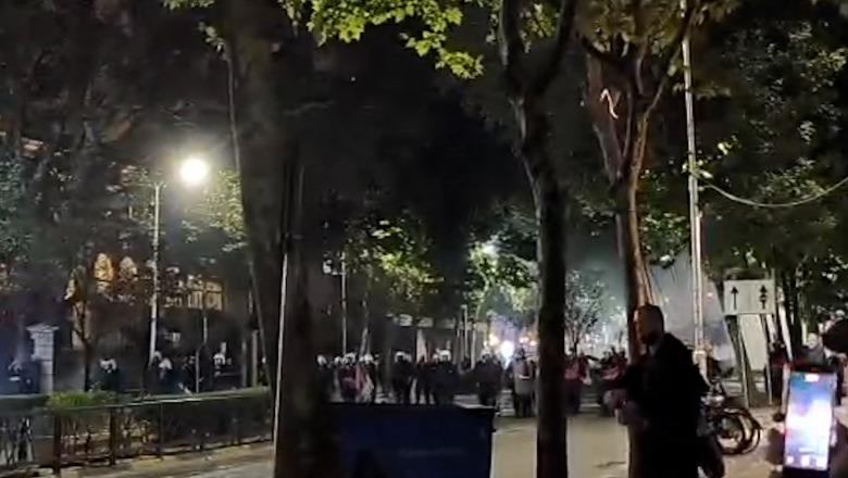 Protestuesit lëvizin te ”Rruga e Kavajës”, policia i ndjek nga pas