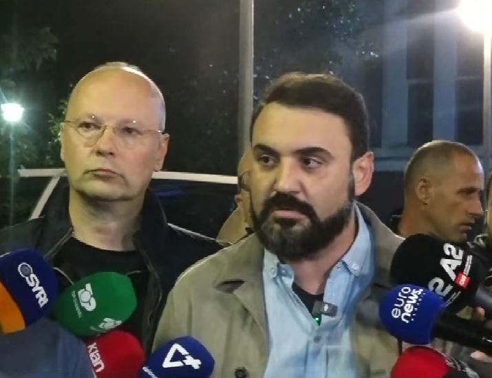 Protestues shkuan te selia e PD, Policia hedh gaz lotsjellës. Nënkryetari Këlliçi: Nuk kemi provokuar