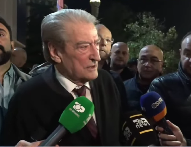 Berisha: “Policia sulmoi selinë e PD, hodhi sasi të mëdha gazi”. Policia: Në PD u strehuan njerëzit me maska të protestës!