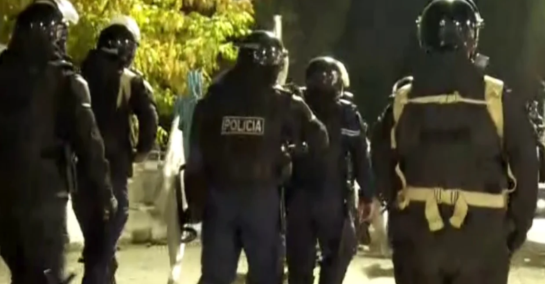 Tensionet e fundit te Ministria e Brendshme, policia shoqëron disa protestues