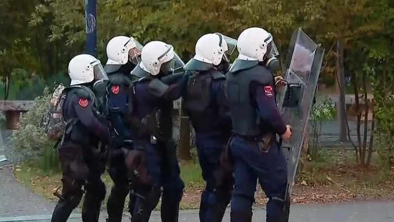 Tensionet në Tiranë/ Ministria e Shëndetësisë: Në spital po trajtohen 19 efektivë, 4 protestues, 4 kalimtarë dhe 1 gazetare