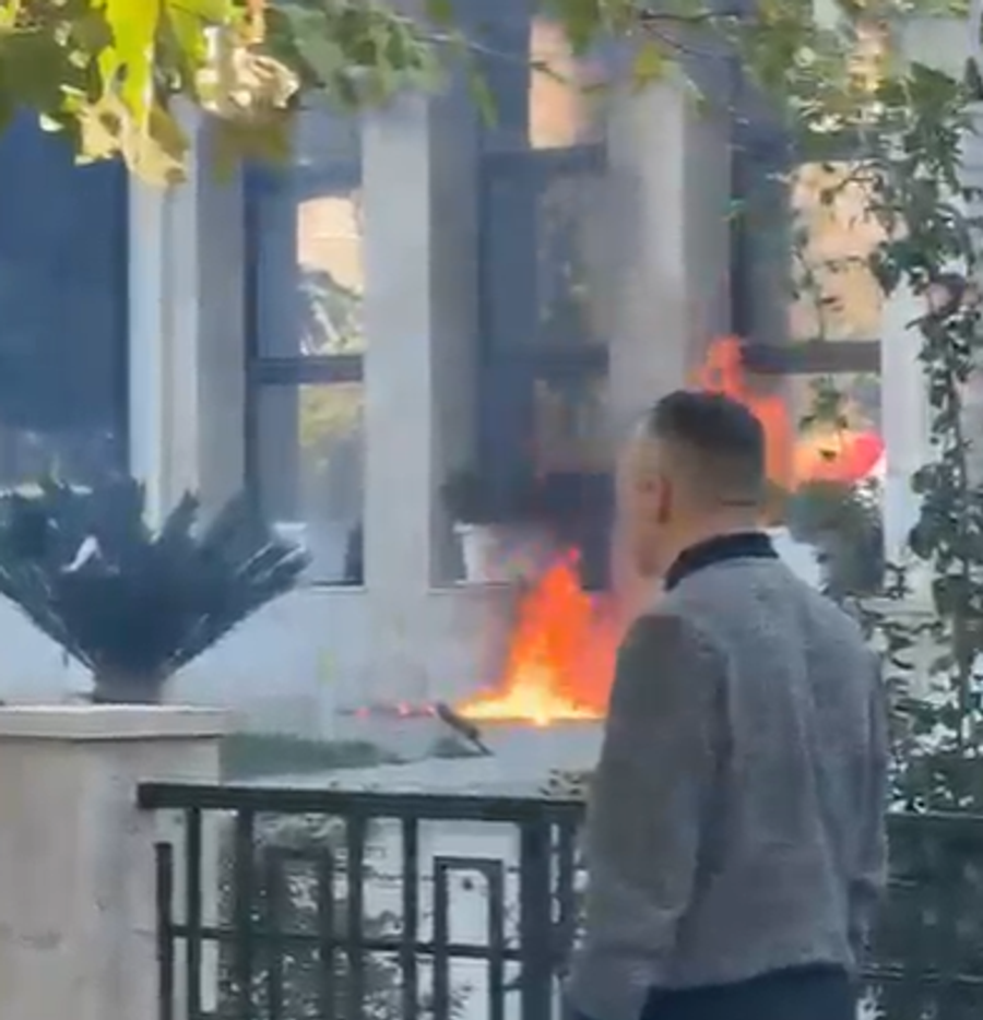 Ndizet revolta edhe në Kurbin, të rinjtë i vendosin zjarrin bashkisë: Rama në burg