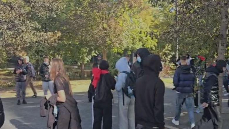 Vijon marshimi i protestuesve në Tiranë, policia kontrolle në sheshin "Skenderbej"