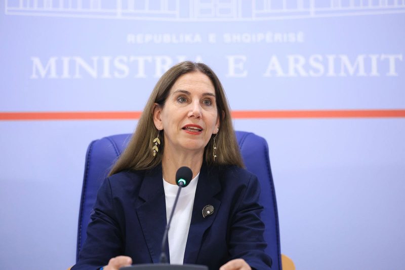 Ministrja Kumbaro u drejtohet prindërve: Shkollat vijojnë mësimin normalisht, mirënjohje për mësuesit!