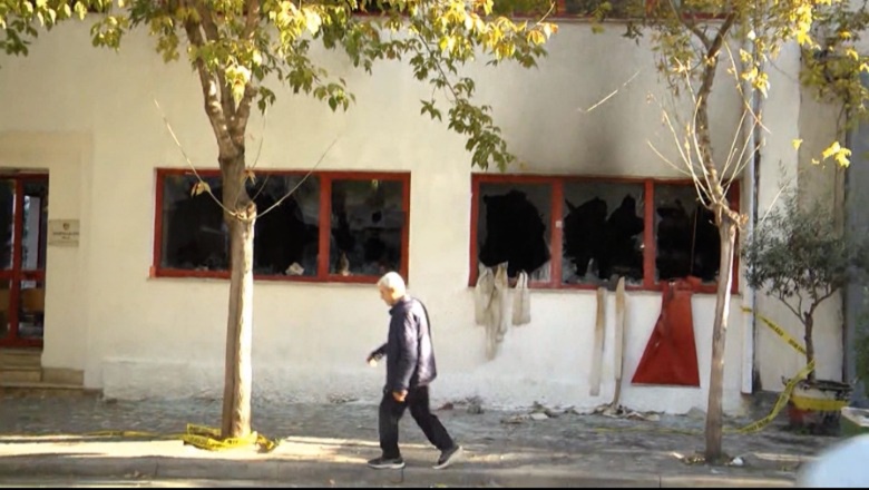 Xhama të thyer dhe shkatërrim, çfarë la pas sulmi me molotovë i protestuesve në Komisariatin nr.3