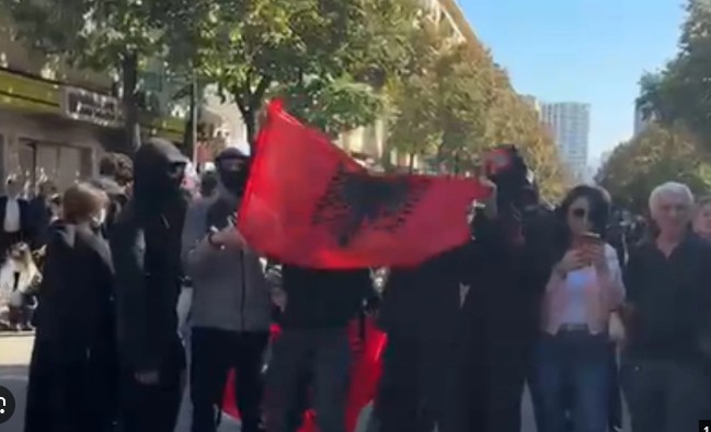 Protestuesit mblidhen para Ministrisë së Arsimit, efektivët e Policisë vendosen gardh (VIDEO)