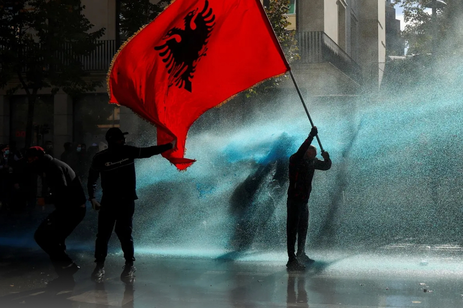 Korrupsioni dhe papunësia e të rinjve/ Gazeta zvicerane: Ja pse Shqipëria është rebeluar kundër Ramës