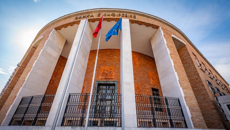 Sulmet ndaj bankave dhe bankomatëve gjatë protestave, BSH qetëson qytetarët: Kursimet janë të sigurta, pagesat nuk janë ndërprerë
