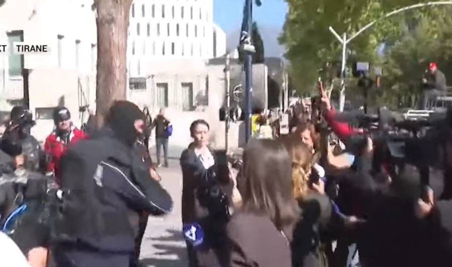 Tërbohet polici në protestë, shtyn të renë dhe u vërsulet gazetarëve për t’i hapur rrugën furgonit të policisë