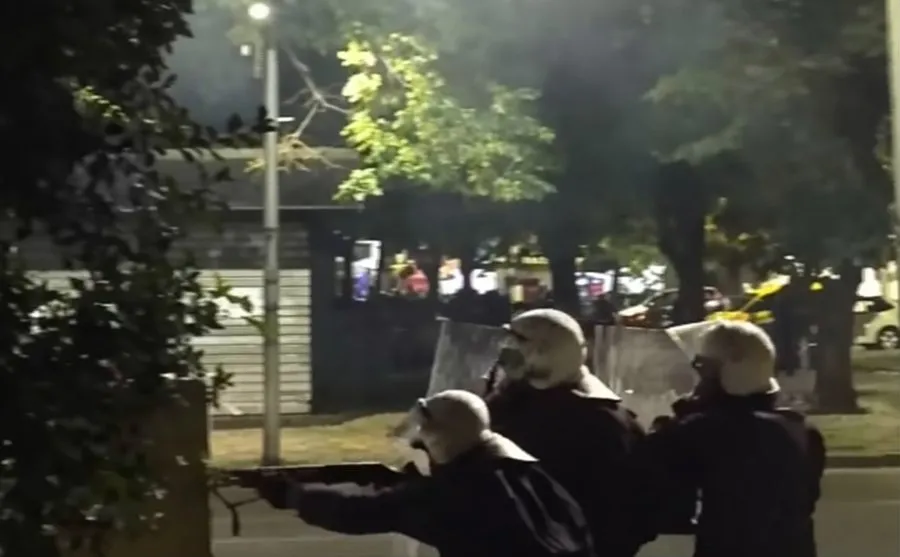Plumba gome VS fishekzjarre, gjendje ‘lufte’ në Kryeqytet