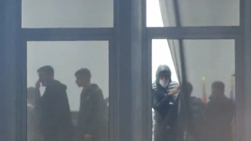 Policia e Shtetit: Protestuesit e maskuar sulmuan me molotov dhe u futën në oborrin e PD-së për t’iu shmangur arrestimit
