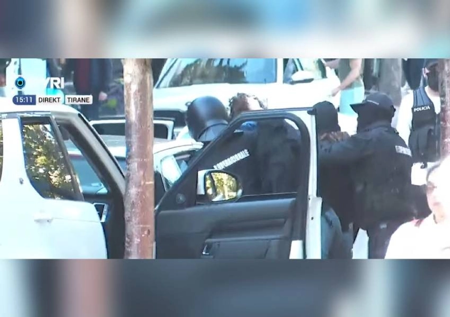 Nuk kursen as vajzat policia e Ramës, e arreston dhunshëm duke e kapur prej flokësh