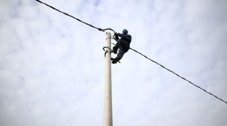 Tragjedi në Tropojë/ Po vendosnin shtyllat e ndriçimit, 4 punonjës të Bashkisë bien në kontakt me energjinë elektrike, vdes një prej tyre, tre të plagosur