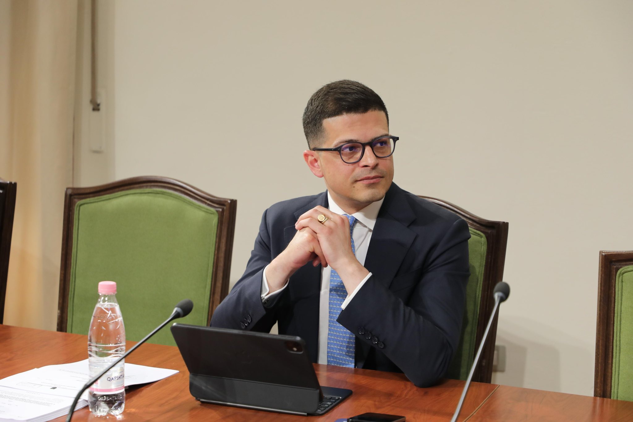 Deputeti i PS, Vengu: Pagat e policëve, mësuesve, mjekëve dhe ushtarakëve duhet të jenë në krye të administratës