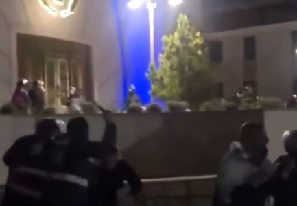 SKANDAL/ Policia futet me maska në oborrin e Katedrales Ortodokse, dhunojnë me shkopa gome dhe shkelma të rinjtë