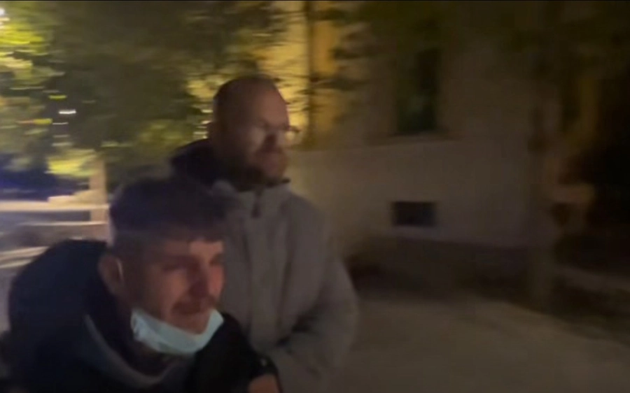 Po hante panine te parku ‘Rinia’, policia masakron adoleshentin: Më qëlluan me grushte dhe shkop gome