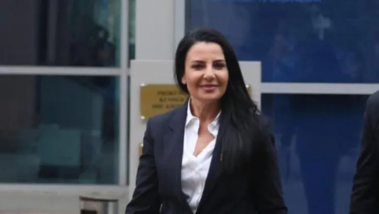 Me forca të shumta policie, Belinda Balluku zbarkon në SPAK