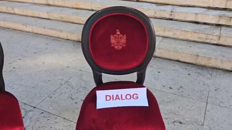 Protestat e dhunshme/ Rama thirrje për dialog, nxjerr karriget para Kryeministrisë! Protestuesit refuzojnë, i lënë mbishkrimin: Jep dorëheqjen