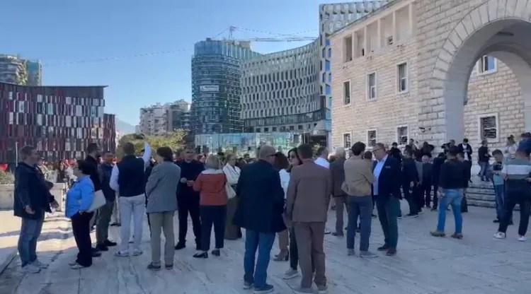 Pedagogët bashkohen me studentët, marshim nga Universiteti i Tiranës drejt bulevardit