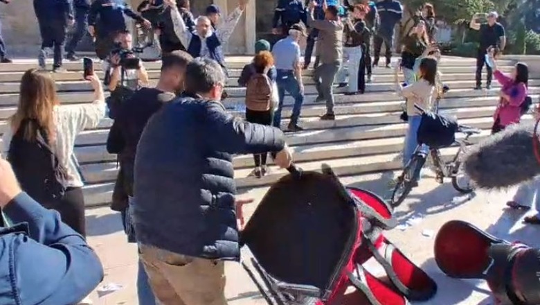 Pedagogët me protestuesit vijojnë marshimin, përmbysin karriget për dialog para Kryeministrisë