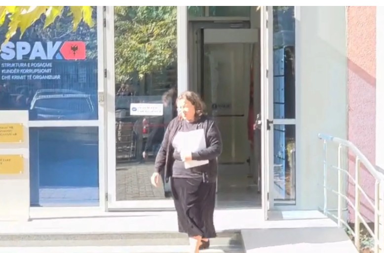 Juristja dorëzon në SPAK kallëzim ndaj kryeministrit Rama dhe kryepolicit Hita