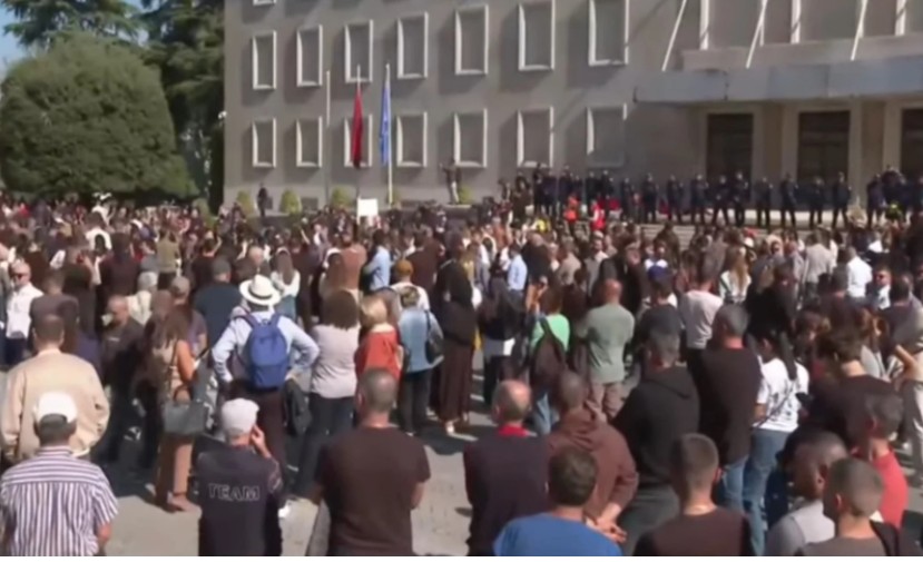 Mungojnë “maskat”, pedagogët e studentët vijojnë protestën para Kryeministrisë