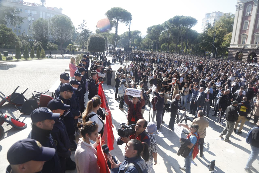 Pedagogë, shkrimtarë e prindër u bashkohen studentëve në protestë