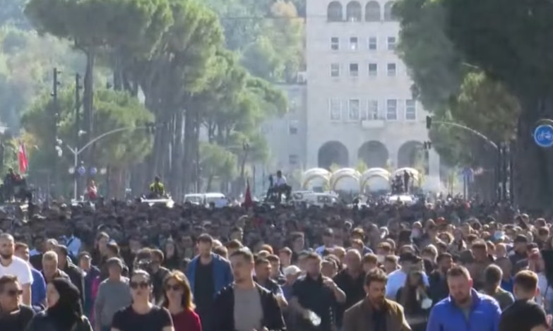 Pas qëndrimit te Kryeministria, studentët e pedagogët nisin marshimin drejt Ministrisë së Arsimit