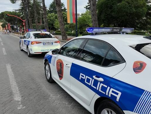 Kundërshtuan me dhunë 2 policë gjatë shoqërimit në komisariat, arrestohen dy persona. Në pranga edhe një 36-vjeçar