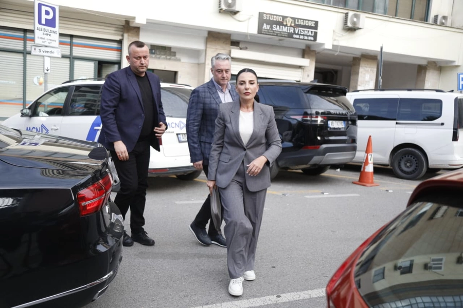 Balluku merret zyrtarisht e pandehur/ Akuzohet për korrupsion, pastrim parash dhe fshehje pasurie