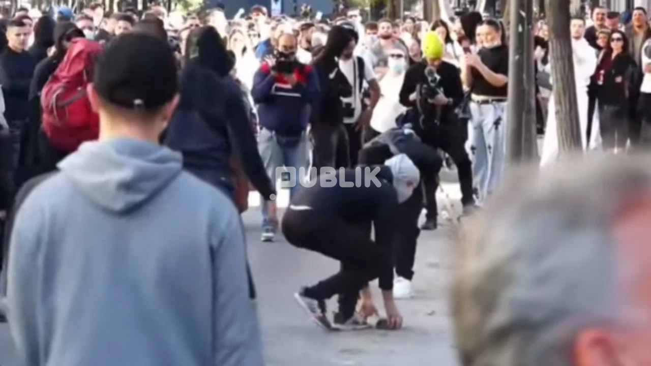 Agravohet protesta, të rinjtë qëllojnë me gurë te Ministria e Arsimit