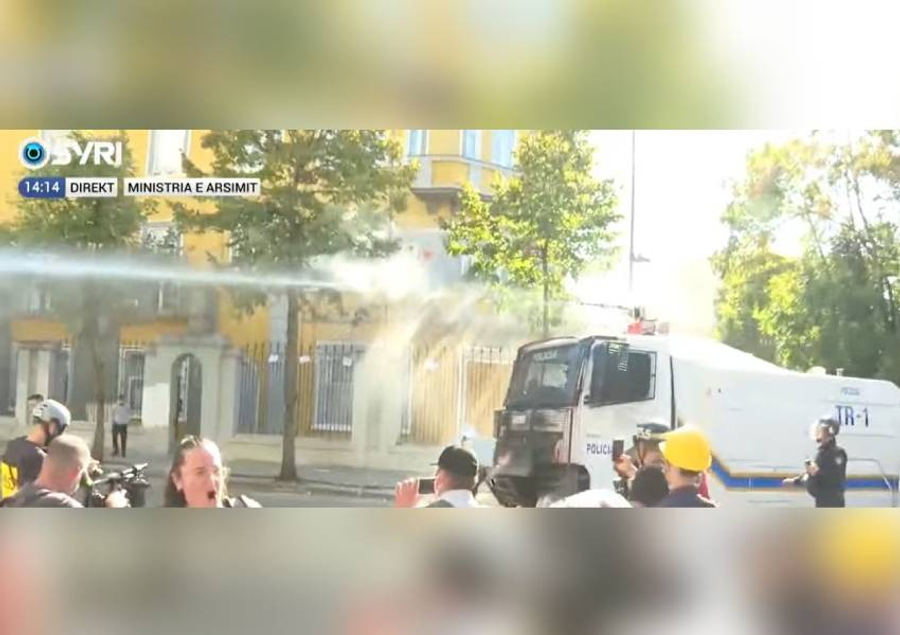 Nis dhuna e policisë ndaj pedagogëve dhe studentëve tek Ministria e Arsimit