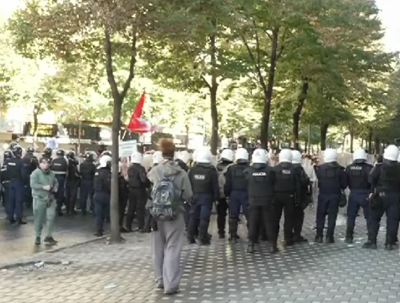 Policia shpërndan me ujë dhe gaz lotsjellës protestuesit para Ministrisë së Arsimit