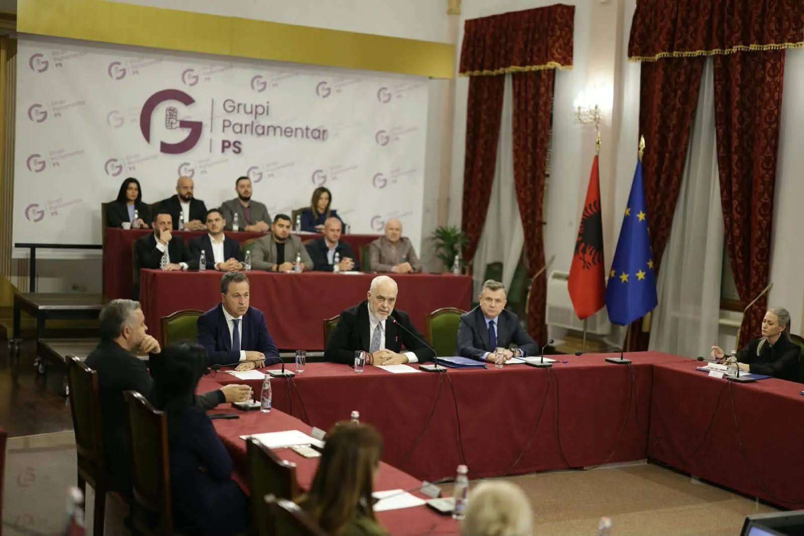 Rama “tërbohet” me deputetët: Jeni fshehur, çfarë po bëni këto ditë?